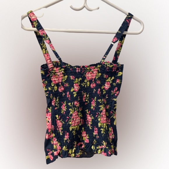 Abercrombie tank top. Stretchy top that molds to your body. - Picture 2 of 3